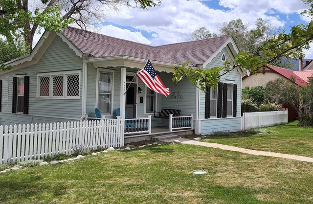 Historic Cottage: The Perfect Rocky Mountain Location - Rental License #0352