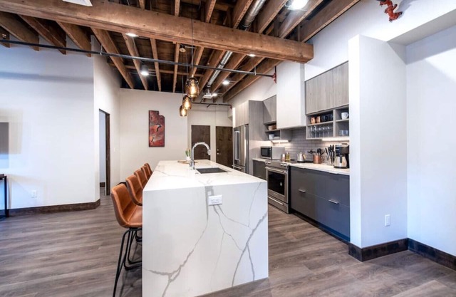 Historic Downtown Loft with King Bed and Wifi