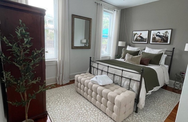 Historic Downtown Trendy Urban 1-bed, 1-bath-C Parking Included