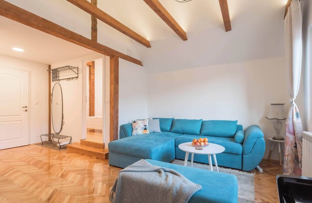 Historic Haven with Breathtaking Mountain View - Explore the Heart of the City