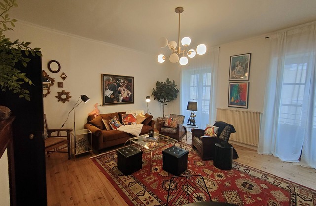Historic Heart of Cahors!Elegant yet Cozy large 2 large bedroom apartment!