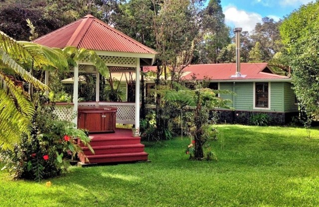 Historic Maid's Quarters Cottage in Volcano Village