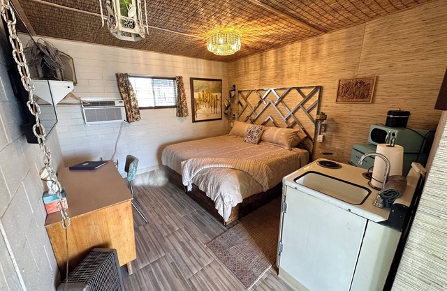 Historic Motel Room in Tucson with WiFi, AC "Tropicana"