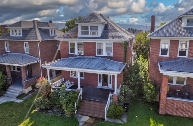 Historic Mountain Retreat: Breathtaking views, pet friendly, trampoline/playroom