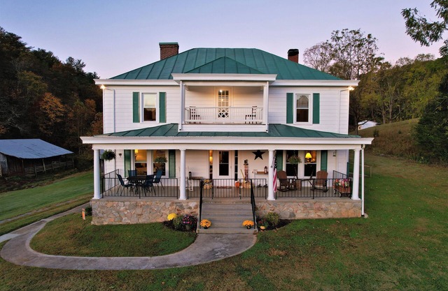 Historic Pre-Civil War Log Farmhouse in the Country with Creek access.