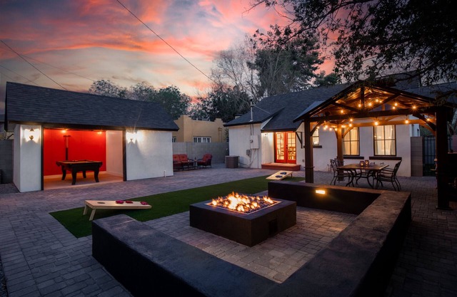 Historic Tudor Sleeps 6 + Pool, Drive Way, Fire-pit, Grill, Pet Friendly