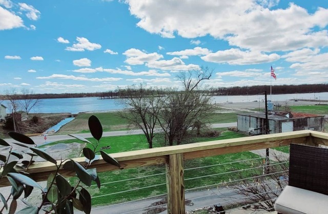 Historic Updated in the Heart of Grafton, IL - Sleeps 16!