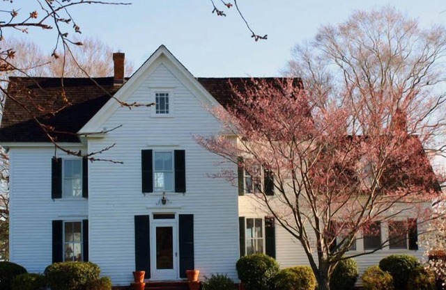Historic Waterfront Farmhouse and Cottage