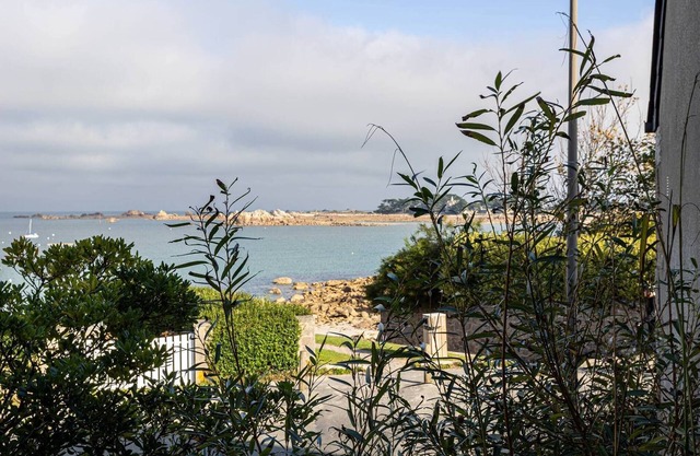 hjem petite · Port Blanc Facing the sea