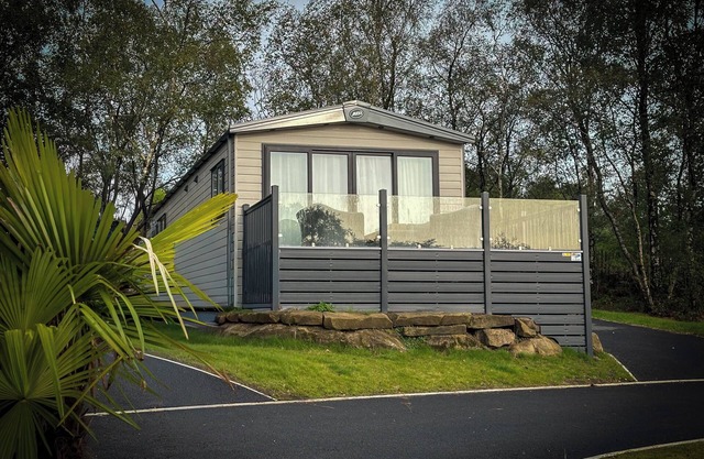 Hobbit - House Of The Owl. Luxury lodge with views. Pet friendly. Indoor Pool.