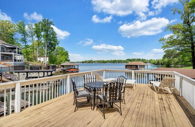 Hokie Hideaway- Pet-friendly home with a natural beach and fire-pit to enjoy with the family.