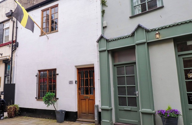 HOLE IN THE WALL, romantic, country holiday cottage in Caernarfon