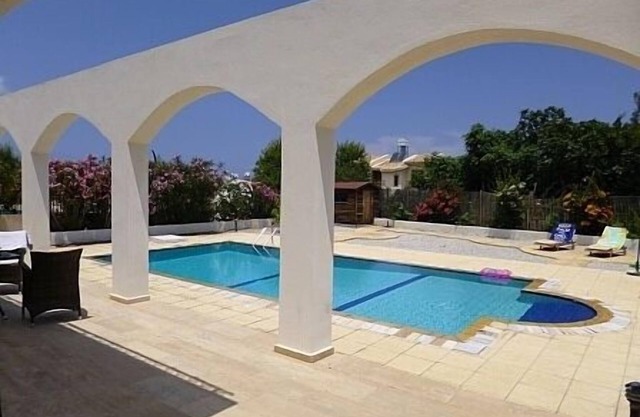 Holiday 4 Bedroom Home /Private Pool, Mountain/Sea Views, Sleeps 8