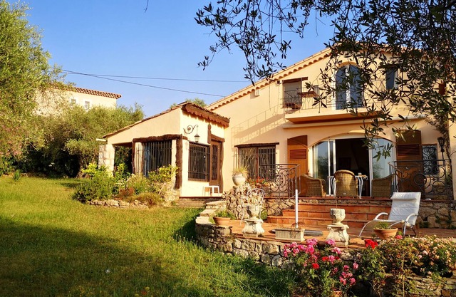 Holiday apartment in an olive grove, idyllic location with pool, near Cannes