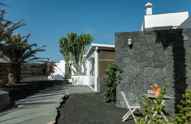 Holiday Apartment 'Suite Arte Y Palmeras' with Mountain View, Shared Terrace and Wi-Fi