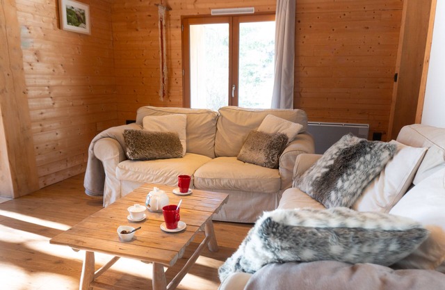 Holiday Apartment "Gite L'Esquirol" with Mountain View, Shared Garden & Wi-Fi