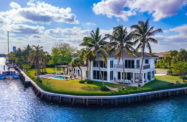 Holiday Estate : Stylish Waterfront Villa with Pool & Sunset Views