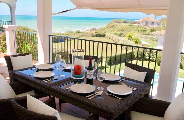 Holiday house with sea view and pool, priv. Beach access, modern & completely renovated