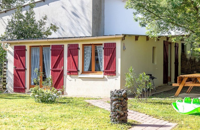 Holiday Home 'Entre Plages À 2kms Et Forêt' with Private Terrace, Shared Garden and Wi-Fi