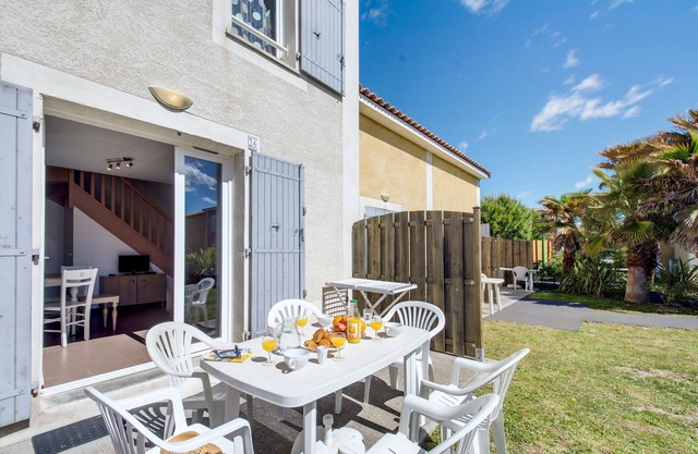 Holiday home 500 m.from Colombiers centre