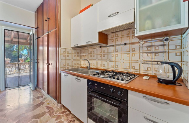 Holiday Home 'Casetta Angela' with BBQ, Shared Garden & Wi-Fi
