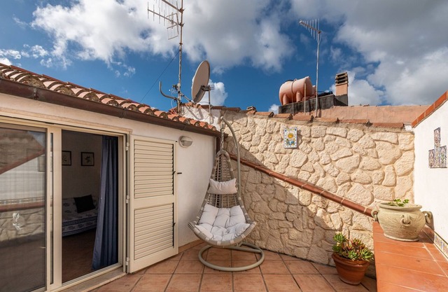 Holiday Home in Central Location with Wi-Fi, Air Conditioning and Terrace