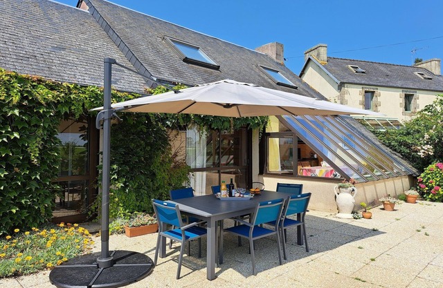 Holiday Home in Cleder near Sandy Beaches