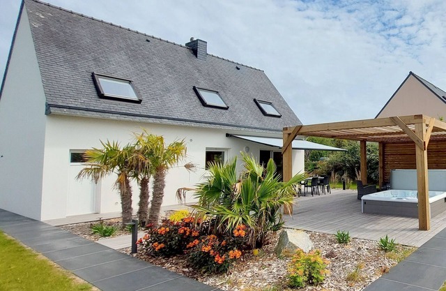 Holiday Home in Plouarzel near Sandy Beaches