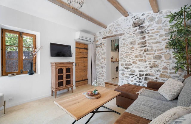 Holiday Home 'Joli Gîte' with Mountain View, Private Terrace and Wi-Fi