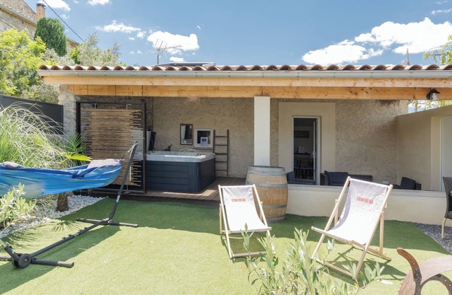 Holiday Home 'Villa Chardonnay' with Private Terrace, Wi-Fi and Air Conditioning