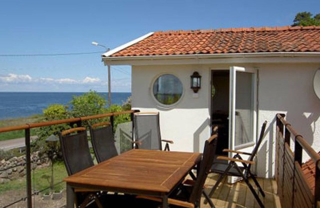 Holiday home with a beautiful location right next to the sea