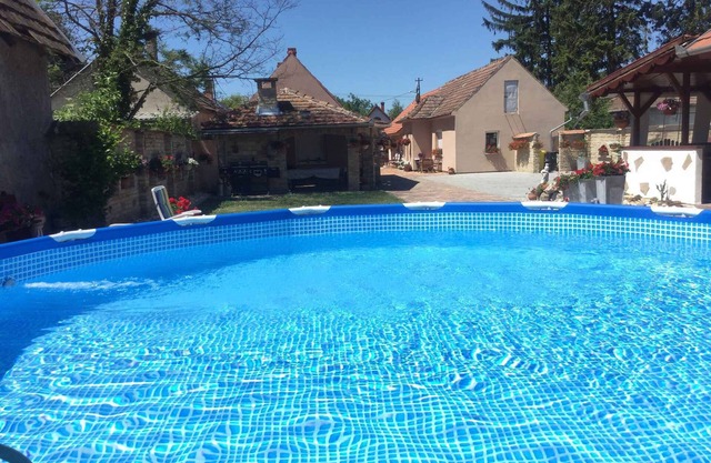 Holiday home with washing machine, dishwasher and oven