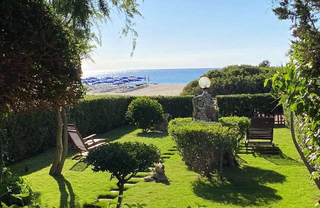 Holiday house with garden that arrives on the sand
