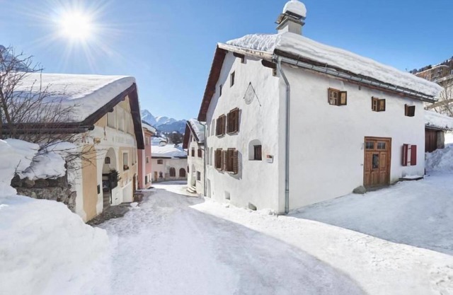 Holiday house Scuol for 1 - 6 persons with 3 bedrooms - Historical building