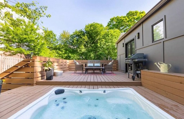 Holiday House Studio · Stylish studio w/luxury amenities. Pet friendly!