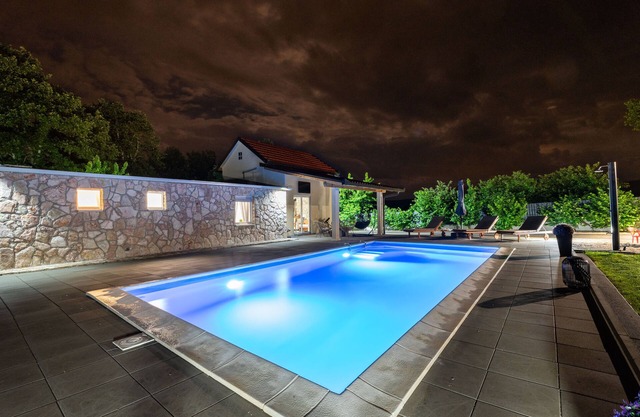 Holiday house with heated pool