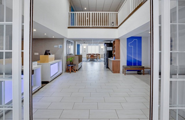 Holiday Inn Express Hotel & Suites Warrenton by IHG