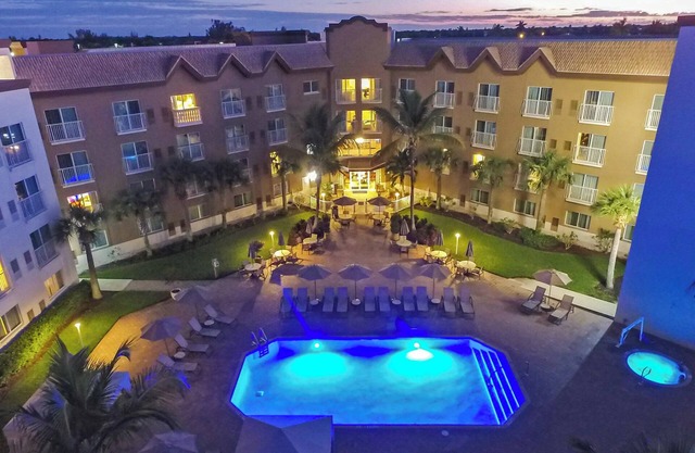 Holiday Inn Express Hotel Naples Downtown - 5th Avenue