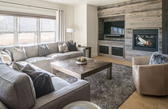 Holiday Stays Available! Modern Townhouse Near Town Center with Private Hot Tub