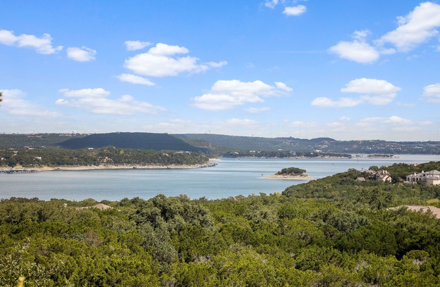 Hollows Resort, Luxury Villa, Great View of Lake Travis & Hill Country, Pools, Fitness Center!