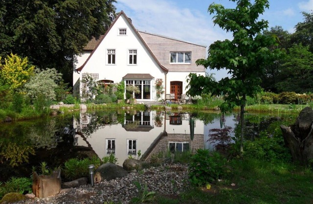 Hollstein house by the lake