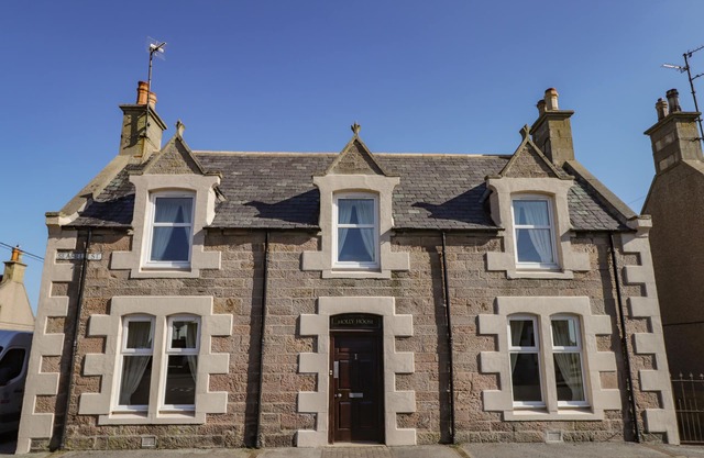 HOLLY HOOSE, pet friendly, country holiday cottage in Findochty