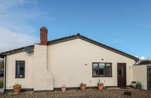 HOLLY TREE COTTAGE, pet friendly, with a garden in Northallerton