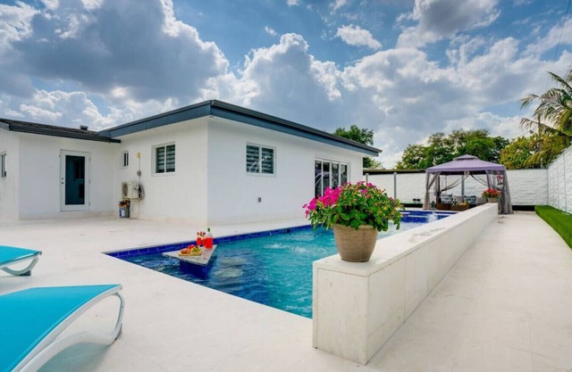 Hollywood Home w/Pool, Jacuzzi, BBQ, & Pool Table