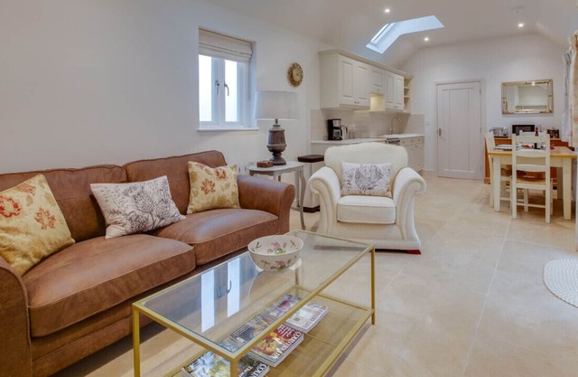 Holmwood Lodge - Two Bedroom House, Sleeps 3