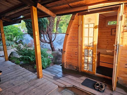 Holzhütte-Camping-Pod mit Sauna & Frühstück