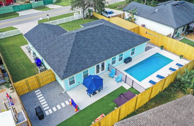 Home Away STAy with heated pool! Come enjoy a 4 bedroom/2 bath home