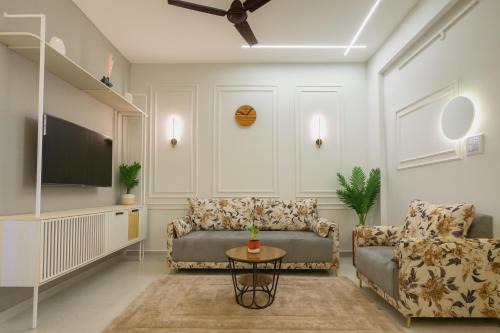 Home Escape Luxury Skyview 2BHK Near RamadÀ iNDORE