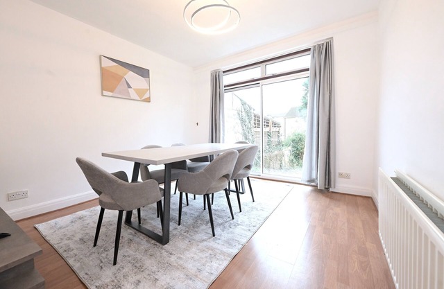 Home from home Retreat. 4 bedroom House with easy access to Central London