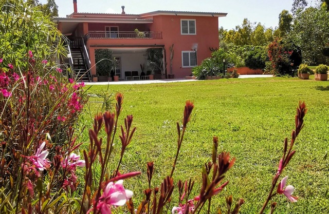 Home Garden, apartment in villa in Capo Cominon